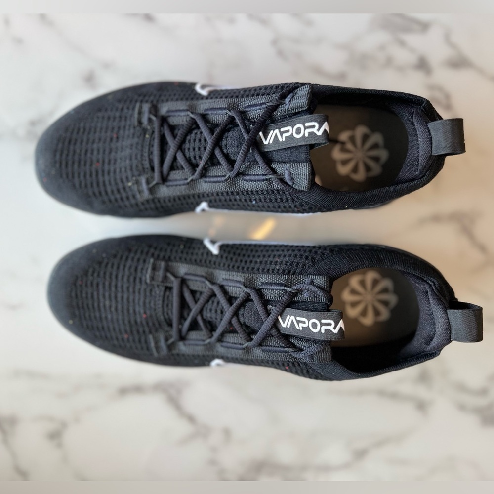 Nike Black and White Women's Sneakers - Picture 6 of 14